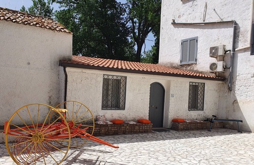Sessa Aurunca House | An 18th century "manger" overlooking an ancient Roman Bridge.
