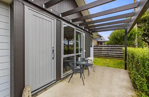 Frankton Apartment | An elegant 2-bedroom house in Hamilton central.