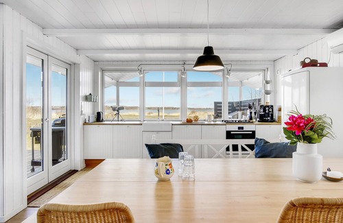 Kulhuse House | An idyllic setting with cozy furnishings and barrier-free views of the fjord.