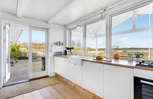 Kulhuse House | An idyllic setting with cozy furnishings and barrier-free views of the fjord.