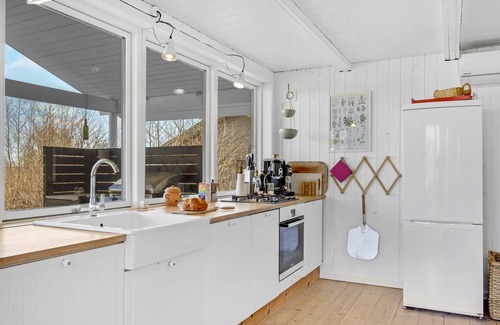 Kulhuse House | An idyllic setting with cozy furnishings and barrier-free views of the fjord.