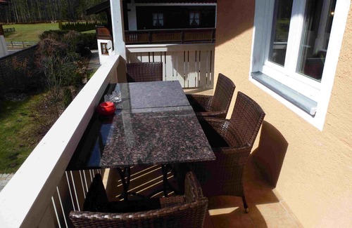 Schwob Apartment | Angelas Ferienwohnung Haus Irlinger, 110 qm, zwei separate Schlafzimmer, mit Balkon