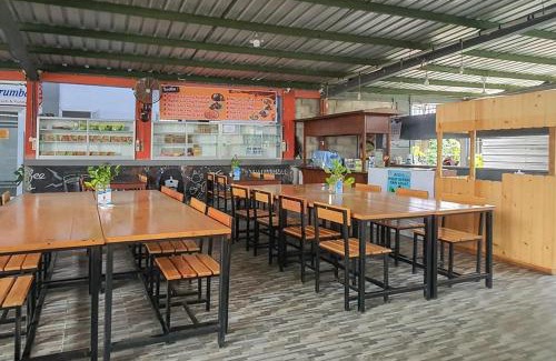 Caruban Hotel | Angrumba Family Homestay near RSUD Caruban Mitra RedDoorz