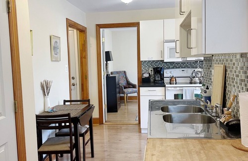 Lorton Apartment | Anne’s Place river view, couples getaway, relax by the water, Historic Occoquan