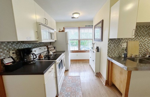 Lorton Apartment | Anne’s Place river view, couples getaway, relax by the water, Historic Occoquan