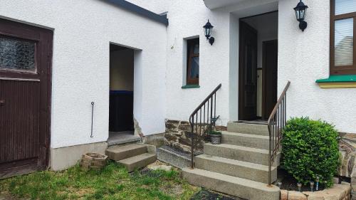 Gruenhain-Beierfeld Apartment | ansimali 1- Gemütliche FeWo mit Küche und Gartenblick in Grünhain-Beierfeld für Tierfreunde und Radliebhaber