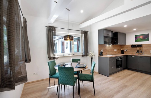 Munchen District Apartment | "Antilope" holiday flat in Würmtal with terrace, Wi-Fi and air conditioning