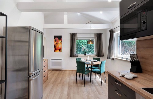 Munchen District Apartment | "Antilope" holiday flat in Würmtal with terrace, Wi-Fi and air conditioning