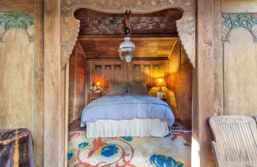 Petaluma House | Antique Indonesian Teakwood Cottage for a Romantic Getaway in Petaluma, California