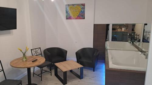 Piotrkow Trybunalski Apartment | Apartamenty Centrum z wanną dwuosobową