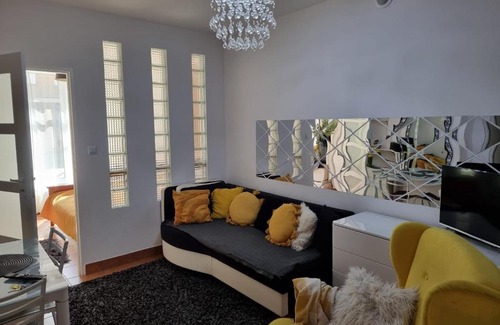 Tomaszow Lubelski Apartment | Apartamenty Tomaszów Lubelski - Żółty