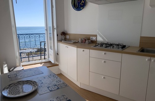 Concarneau Apartment | APARTEMENT FACING THE SEA Downtown Concarneau "Le Balcon Bleu