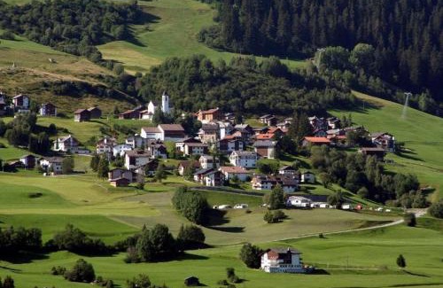 Surcuolm Apartment | Aparthaus Surselva, direkt an der Skipiste