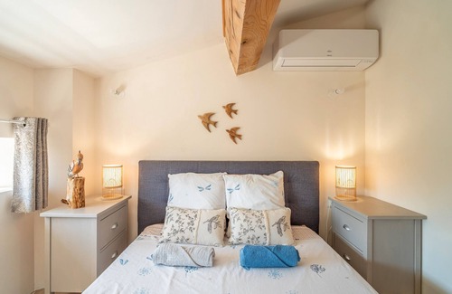 Villeneuve-les-Montreal Bed & Breakfast | Apartment 'Oiseaux' with Shared Pool, Wi-Fi and Air Conditioning - Villeneuve-lès-Montréal
