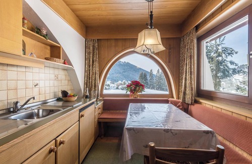 Selva di Val Gardena Apartment | Apartment “Kleine Gartenwohnung Haus Forelle” on the Slopes with Mountain View