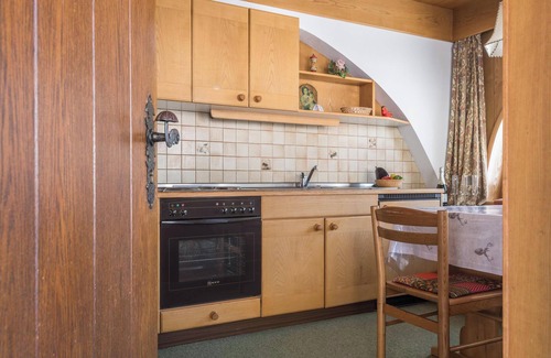 Selva di Val Gardena Apartment | Apartment “Kleine Gartenwohnung Haus Forelle” on the Slopes with Mountain View