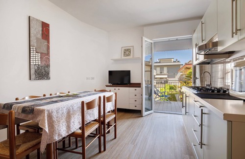 Jesolo Apartment | Apartment '1 Piano' with Shared Terrace, Wi-Fi and Air Conditioning