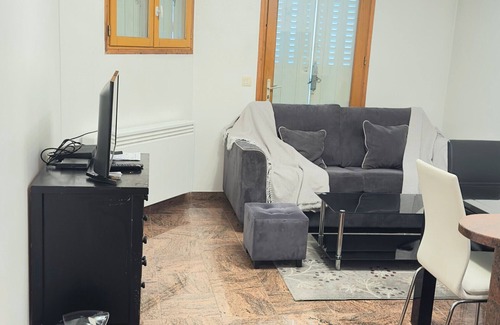 Drancy Apartment | Apartment '4 Personnes Drancy' with Shared Garden and Wi-Fi