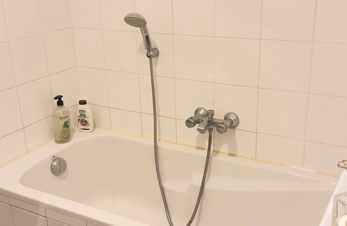 Drancy Apartment | Apartment '4 Personnes Drancy' with Shared Garden and Wi-Fi