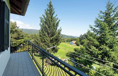 Stella Apartment | Apartment 'Ai Campi' with Private Garden, Balcony and Wi-Fi