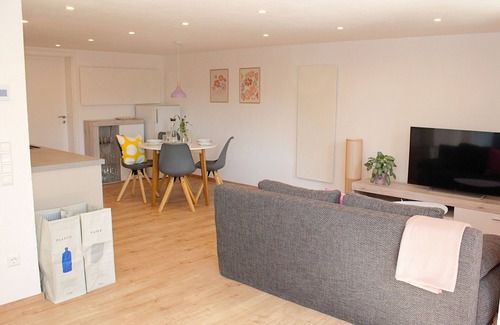 Gemarkung Tieringen Apartment | Apartment 'Apfelwiese' with Private Terrace, Private Garden and Wi-Fi