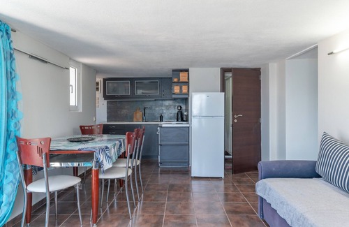 Salamis Apartment | Apartment 'Apollonas' with Sea View, Wi-Fi and Air Conditioning