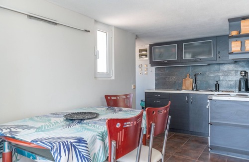 Salamis Apartment | Apartment 'Apollonas' with Sea View, Wi-Fi and Air Conditioning