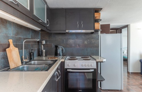 Salamis Apartment | Apartment 'Apollonas' with Sea View, Wi-Fi and Air Conditioning