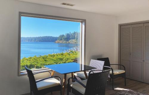 Langlois Apartment | Apartment at Floras Lake Getaway