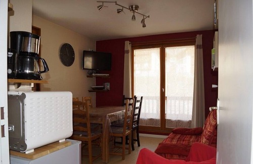 Saint-Sorlin-d'Arves Apartment | Apartment at the foot of the slopes and shops for 6