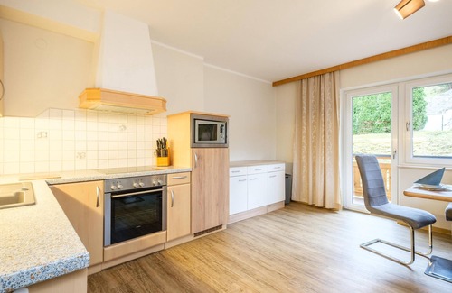 Saalbach-Hinterglemm Apartment | Apartment with balcony and ski storage