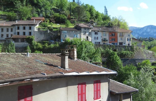 Pont-en-Royans Apartment | Apartment 'Au Bonheur Suspendu' with Private Terrace, Wi-Fi and Air Conditioning