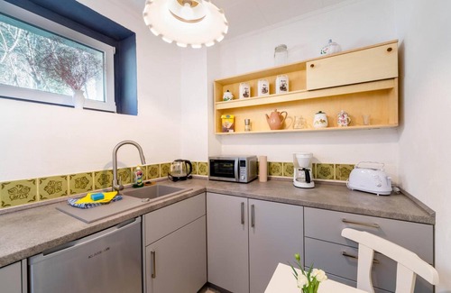 Liepe Apartment | Apartment 'Behling 1 with Terrace' with Shared Terrace, Communal Garden and Wi-Fi