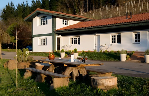 Sopuerta Apartment | Apartment 'Bizkar Bare 5' with Wi-Fi