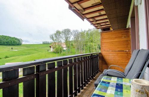 Hofstetten Apartment | Apartment 'Blumenwiese' with Balcony and Wi-Fi