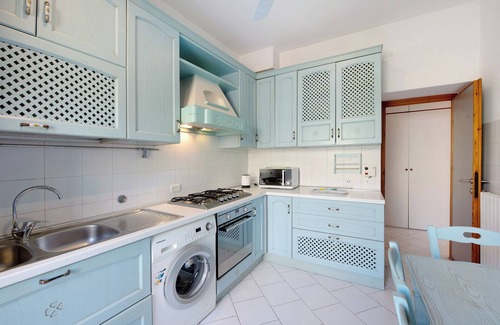 Arenzano Apartment | Apartment 'Casa Topazia' with Balcony, Wi-Fi and Air Conditioning