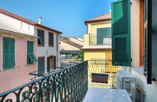 Arenzano Apartment | Apartment 'Casa Topazia' with Balcony, Wi-Fi and Air Conditioning