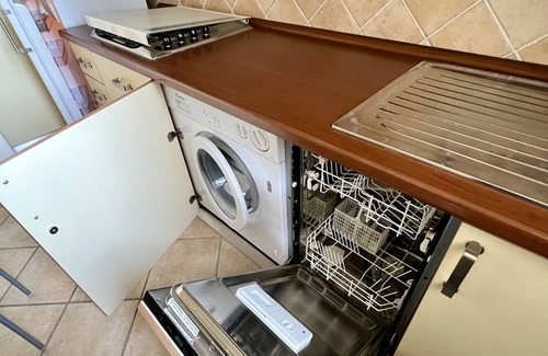 Pinarella Apartment | Apartment 'Casa Vacanze Cervia' with Private Terrace, Wi-Fi and Air Conditioning