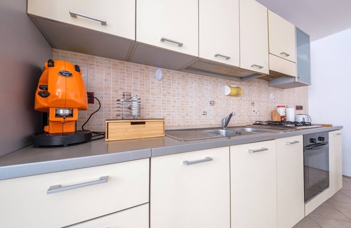 Condro Apartment | Apartment 'Casetta Bella' with Balcony, Wi-Fi and Air Conditioning