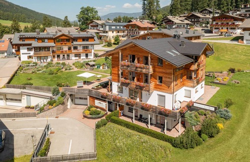 Sesto Apartment | Apartment 'Chalet Rudana for 4 People' with Mountain View, Shared Garden and Wi-Fi