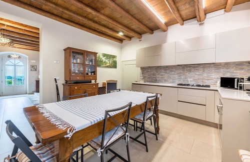 Gargagnago di Valpolicella Apartment | Apartment 'Corte Lavarini The Magic At Sight' with Private Garden, Wi-Fi and Air Conditioning