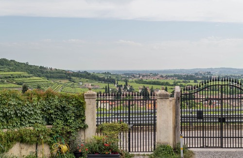 Gargagnago di Valpolicella Apartment | Apartment 'Corte Lavarini The Magic At Sight' with Private Garden, Wi-Fi and Air Conditioning