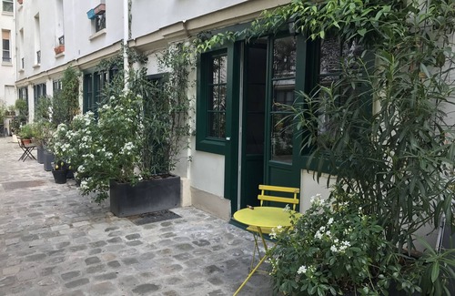 Quartier de Rochechouart Apartment | apartment courtyard with trees, in the heart of Paris