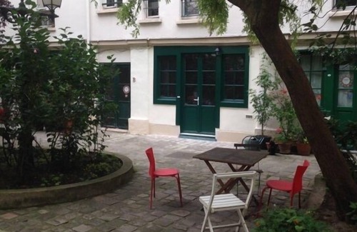 Quartier de Rochechouart Apartment | apartment courtyard with trees, in the heart of Paris