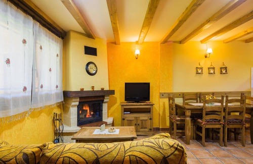 Caboalles de Abajo House | Apartment 'Devesa' with Mountain View, Shared Pool and Wi-Fi