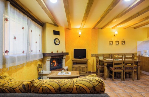 Caboalles de Abajo House | Apartment 'Devesa' with Mountain View, Shared Pool and Wi-Fi