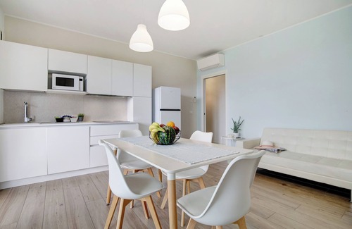 Lido di Jesolo Apartment | Apartment 'Deluxe 5' with Shared Garden, Wi-Fi and Air Conditioning