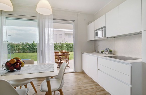 Lido di Jesolo Apartment | Apartment 'Deluxe 5' with Shared Garden, Wi-Fi and Air Conditioning