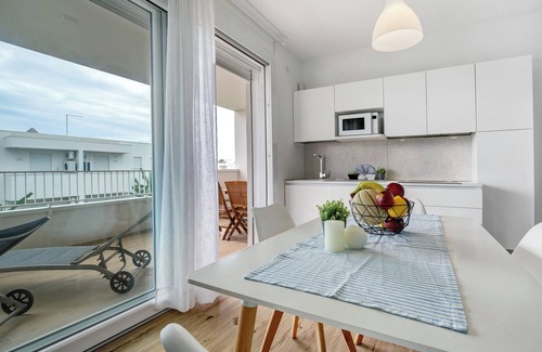 Lido di Jesolo Apartment | Apartment 'Deluxe 7' with Shared Garden, Wi-Fi and Air Conditioning