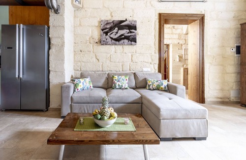 Melendugno Apartment | Apartment 'Dimora Elia' with Private Terrace, Wi-Fi and Air Conditioning